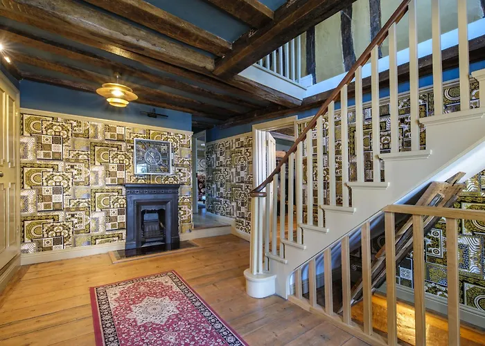 Huge Deluxe 600 Year Old Essex Manor, Hot Tub, Cinema Room, Sky Tv