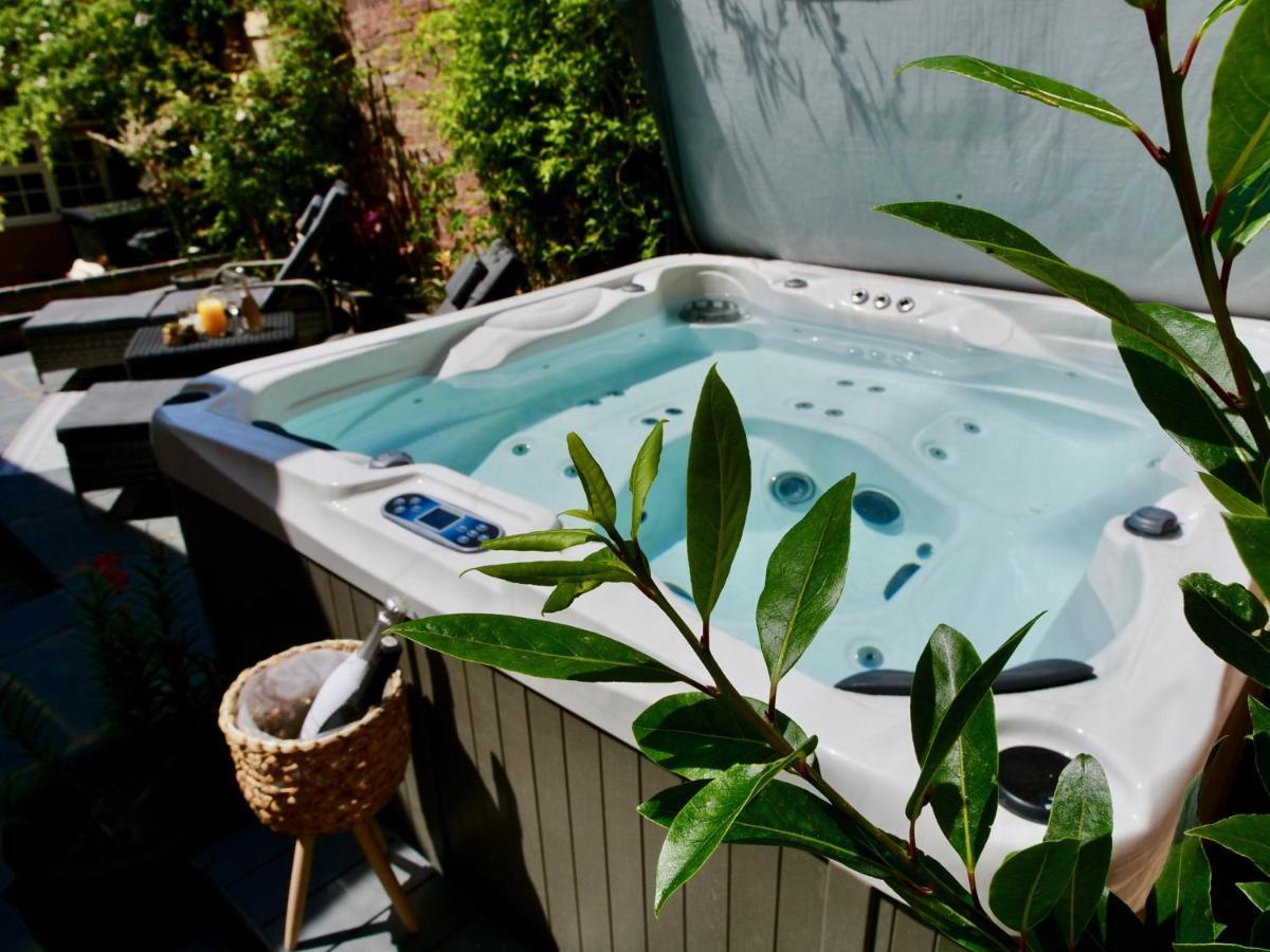 Huge Deluxe 600 Year Old Essex Manor, Hot Tub, Cinema Room, Sky Tv Villa
