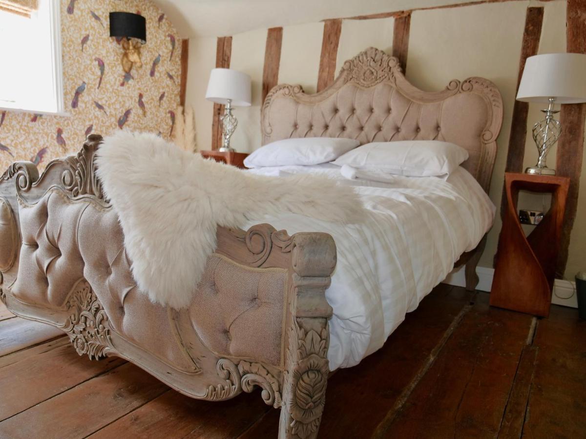 Villa Huge Deluxe 600 Year Old Essex Manor, Hot Tub, Cinema Room, Sky Tv