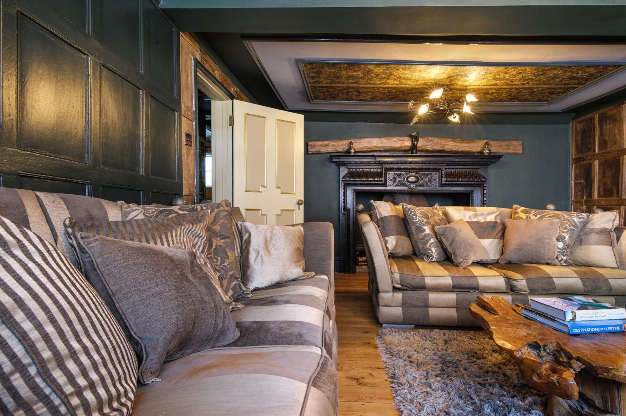 Huge Deluxe 600 Year Old Essex Manor, Hot Tub, Cinema Room, Sky Tv Villa Saffron Walden