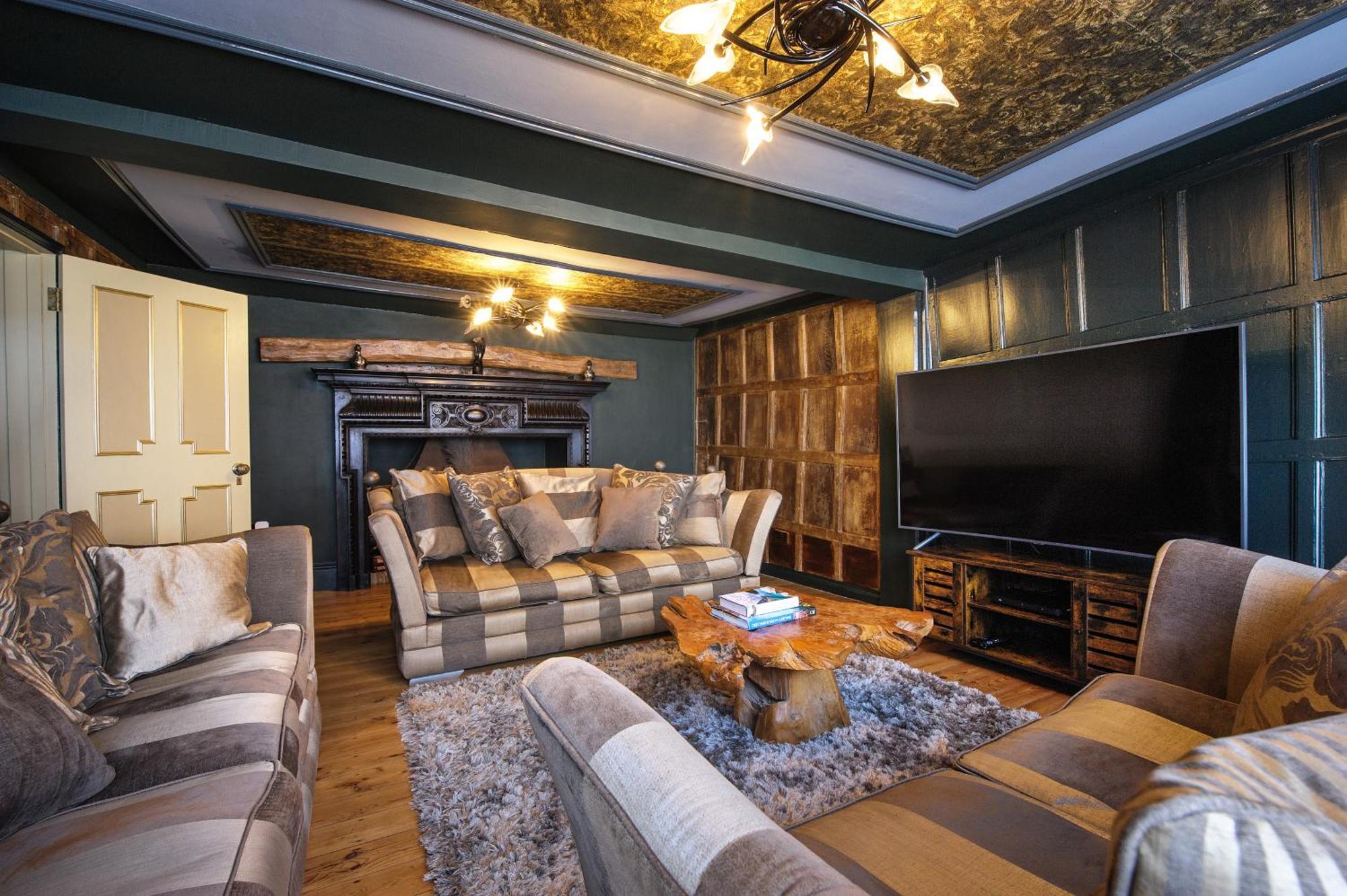 Huge Deluxe 600 Year Old Essex Manor, Hot Tub, Cinema Room, Sky Tv