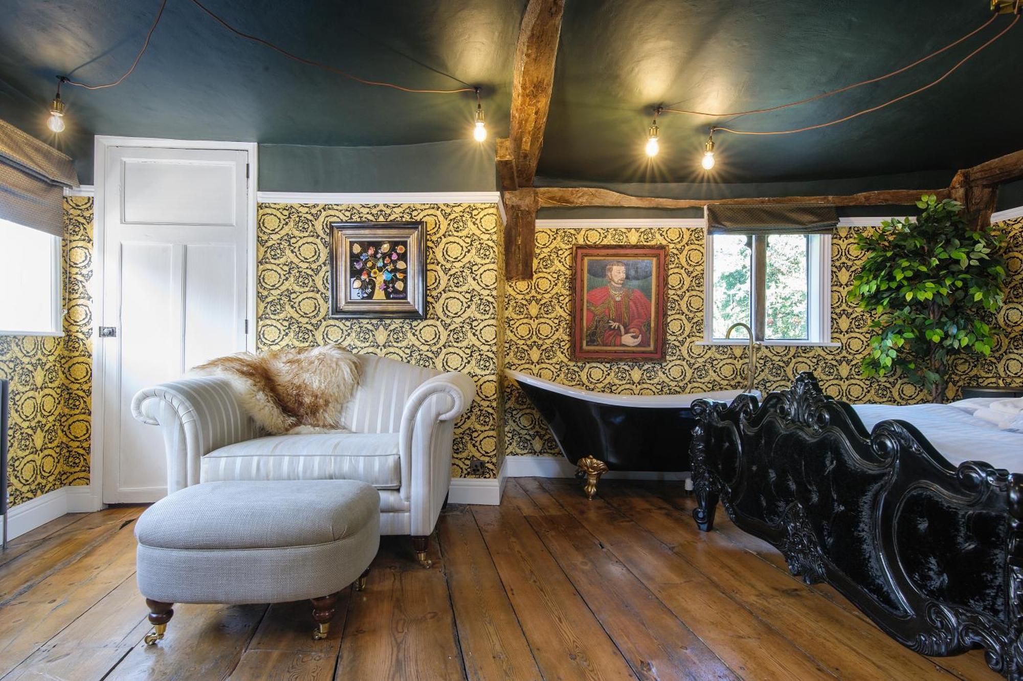 Huge Deluxe 600 Year Old Essex Manor, Hot Tub, Cinema Room, Sky Tv * Saffron Walden