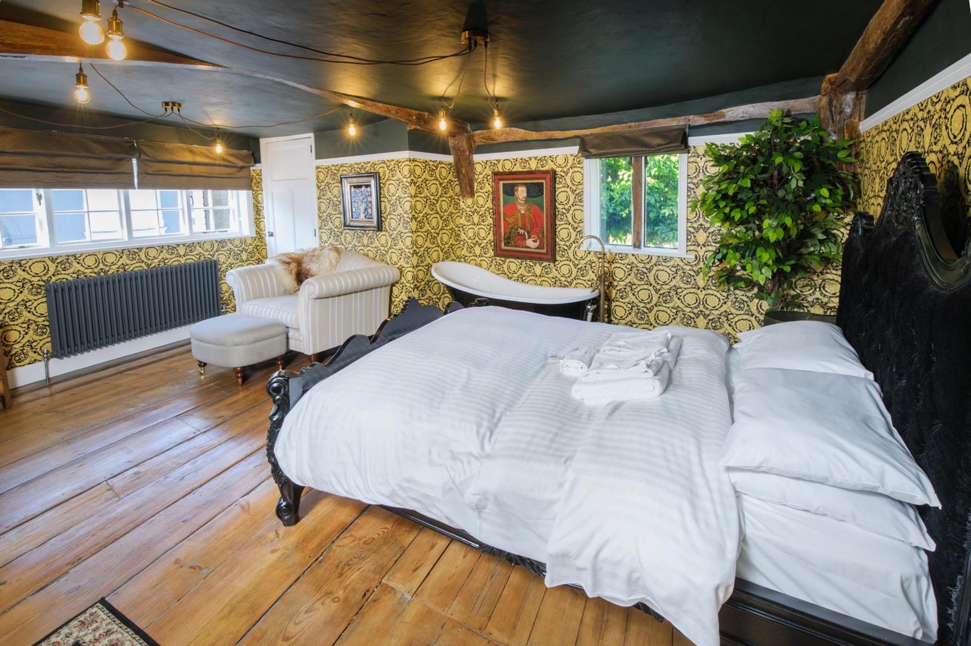Huge Deluxe 600 Year Old Essex Manor, Hot Tub, Cinema Room, Sky Tv Villa