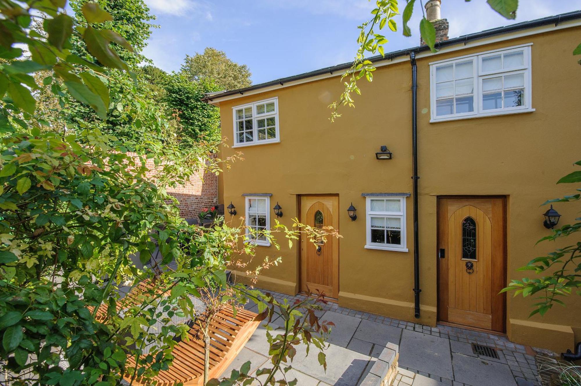 Huge Deluxe 600 Year Old Essex Manor, Hot Tub, Cinema Room, Sky Tv