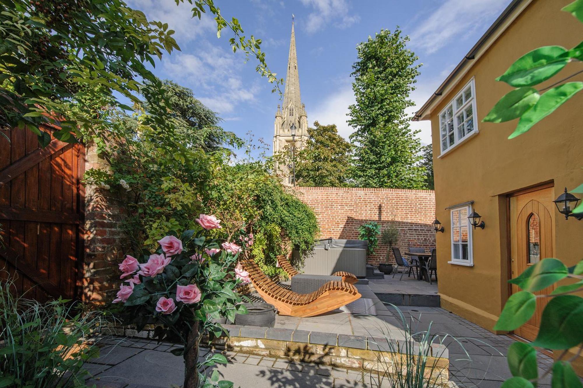 Huge Deluxe 600 Year Old Essex Manor, Hot Tub, Cinema Room, Sky Tv Villa