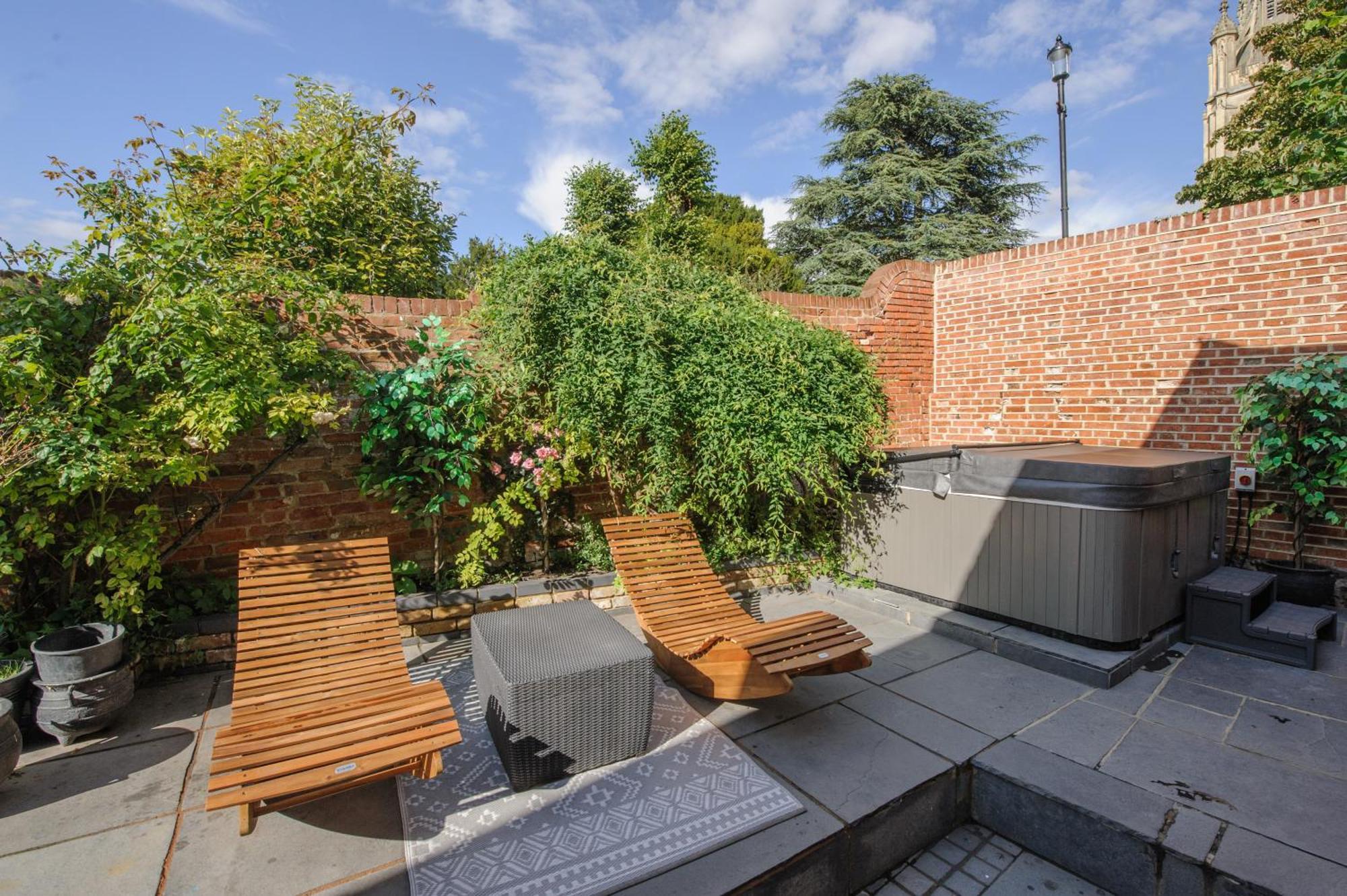 Huge Deluxe 600 Year Old Essex Manor, Hot Tub, Cinema Room, Sky Tv *