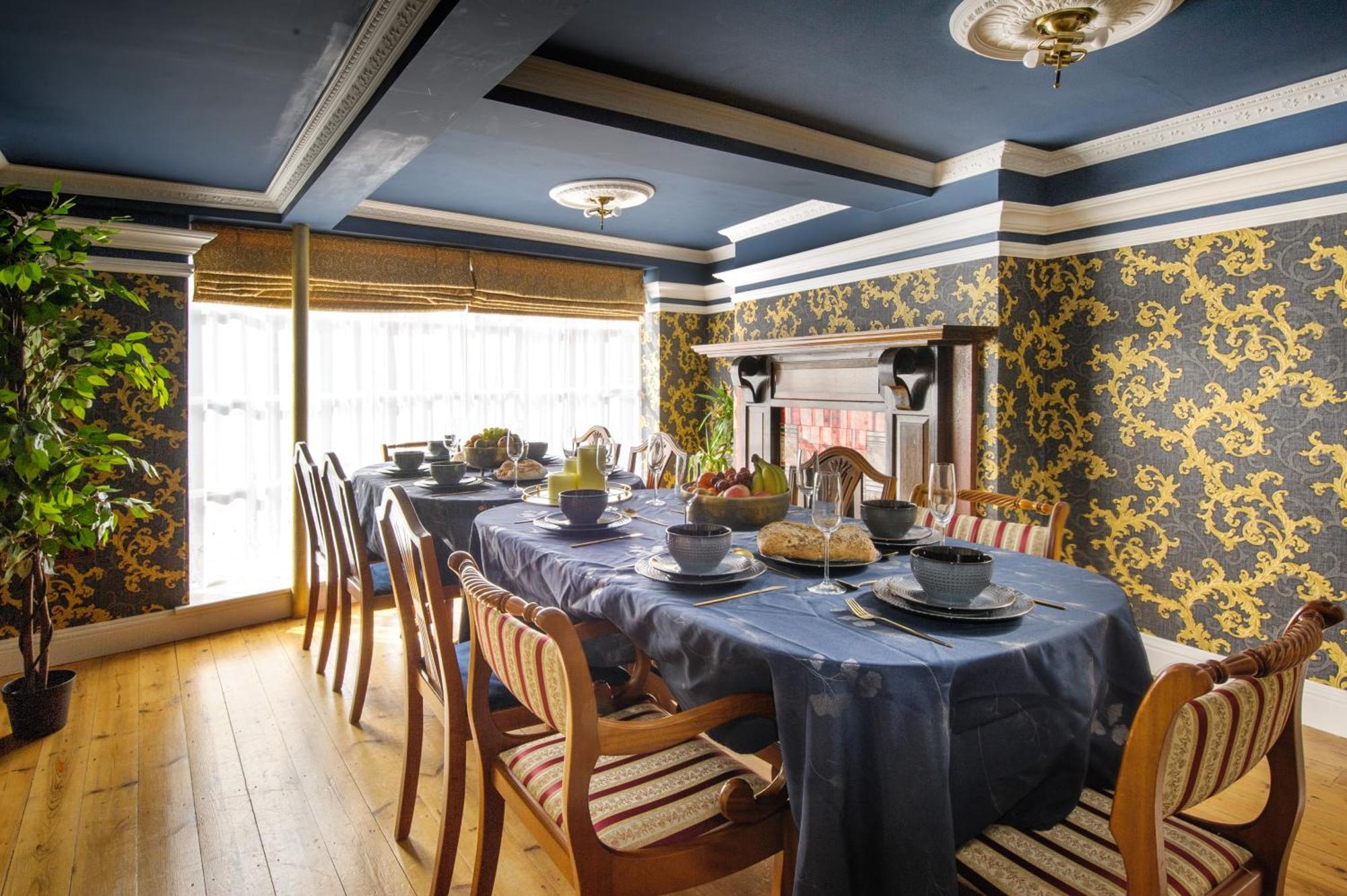 Huge Deluxe 600 Year Old Essex Manor, Hot Tub, Cinema Room, Sky Tv