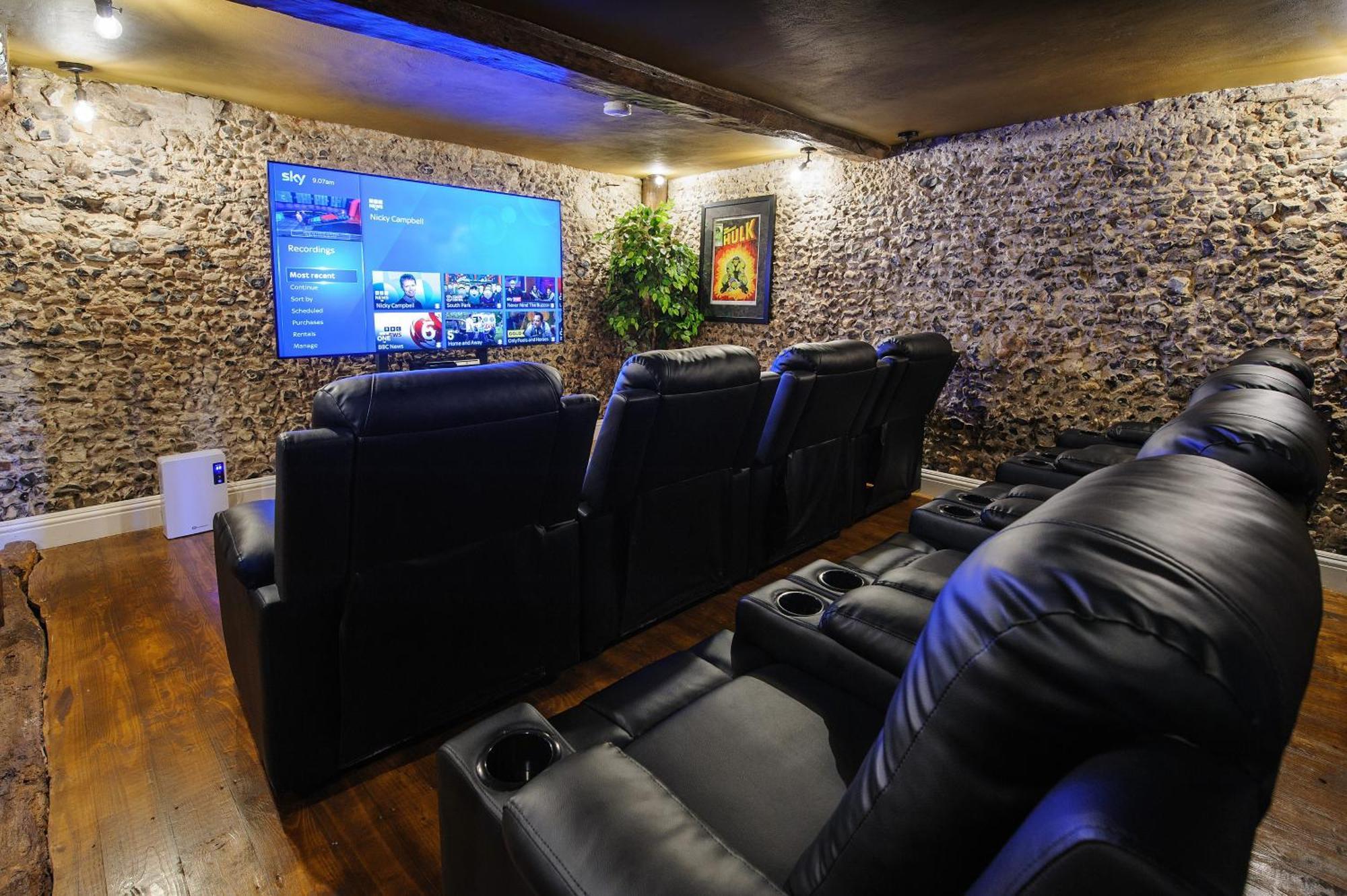 Huge Deluxe 600 Year Old Essex Manor, Hot Tub, Cinema Room, Sky Tv Villa Saffron Walden