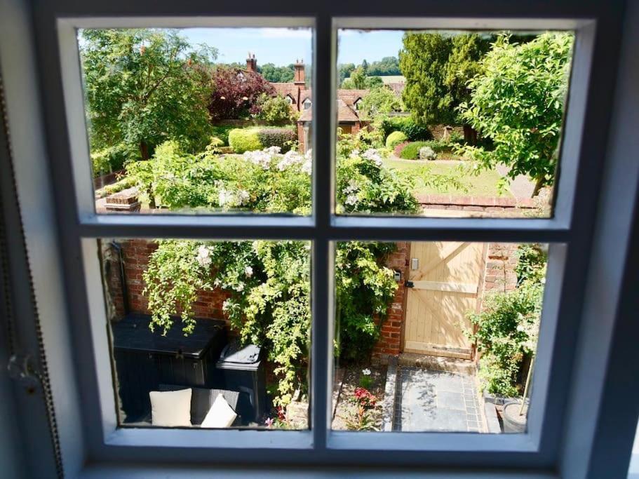 Huge Deluxe 600 Year Old Essex Manor, Hot Tub, Cinema Room, Sky Tv Villa