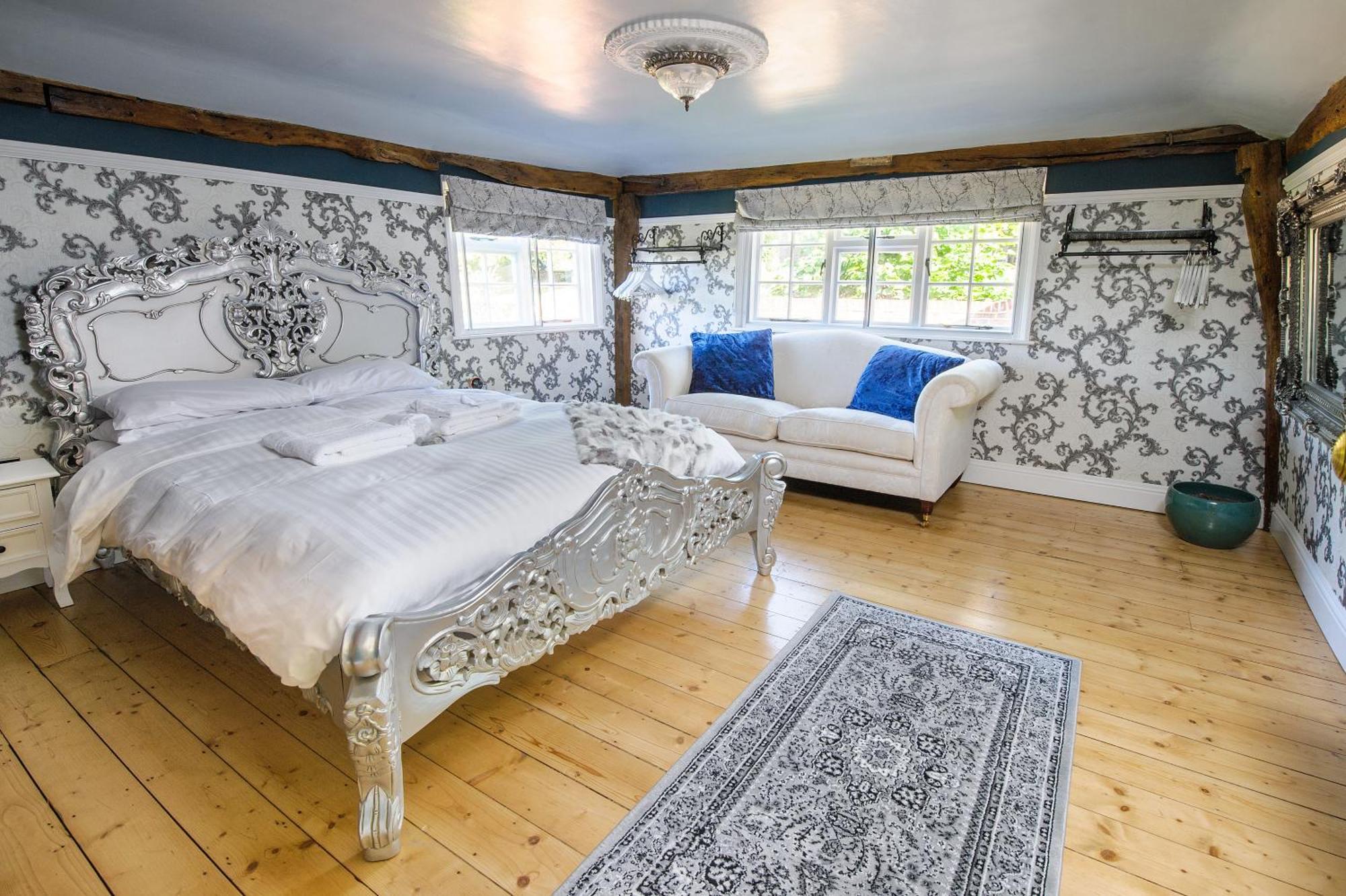 Huge Deluxe 600 Year Old Essex Manor, Hot Tub, Cinema Room, Sky Tv Villa