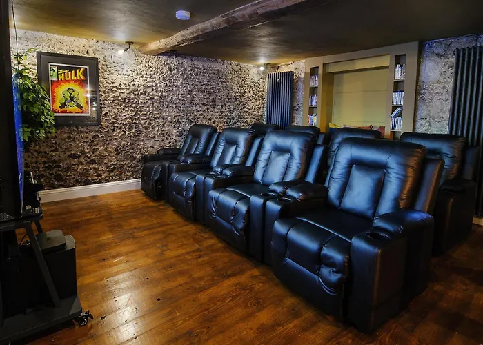 Huge Deluxe 600 Year Old Essex Manor, Hot Tub, Cinema Room, Sky Tv